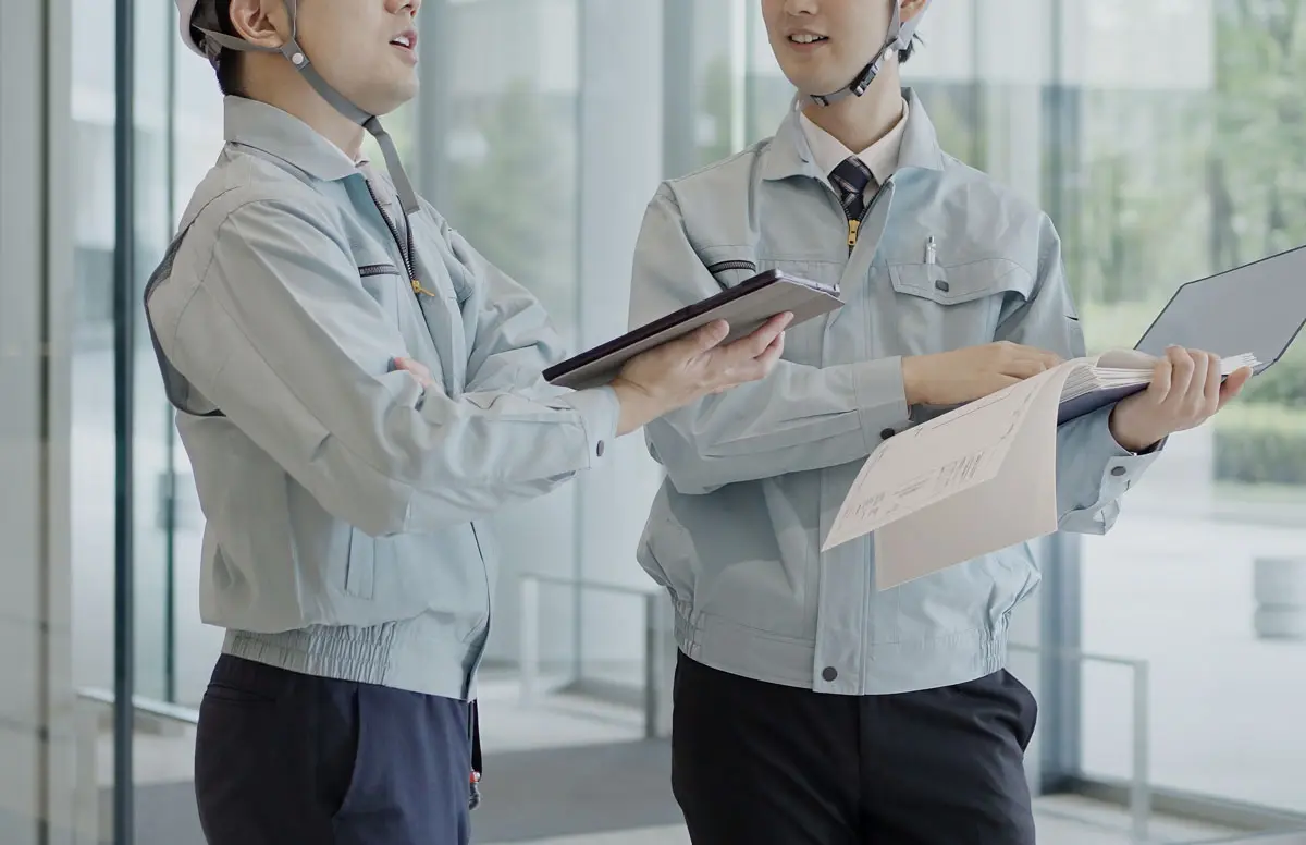 打ち合わせをする施工スタッフ