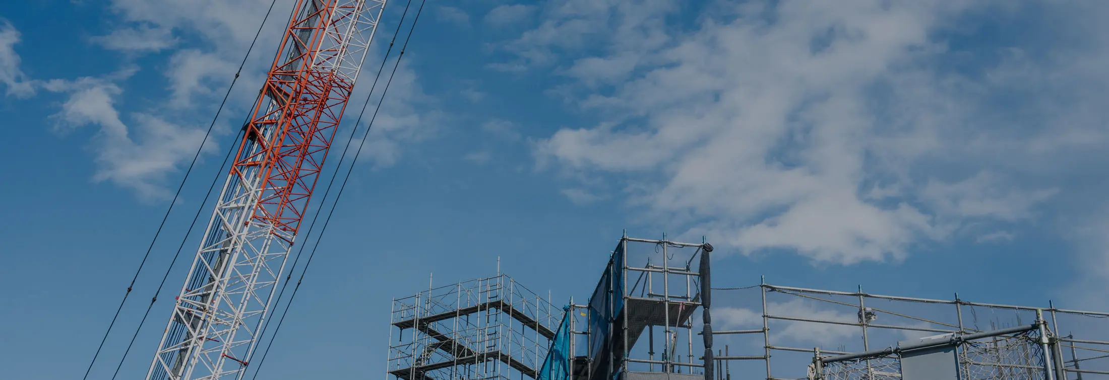 クレーンと足場が立つ建築工事現場