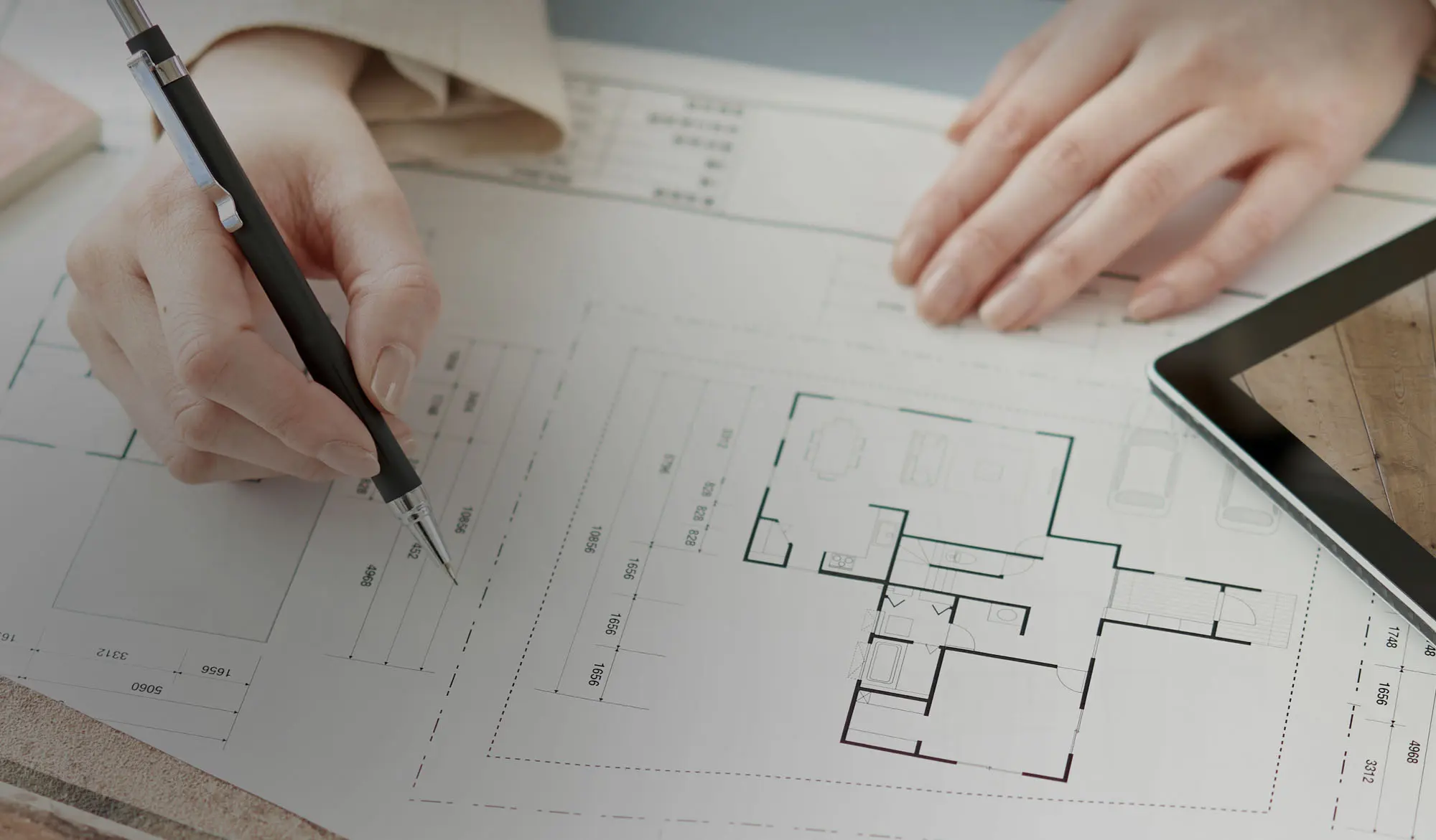 建築図面を確認しながら設計を進める様子