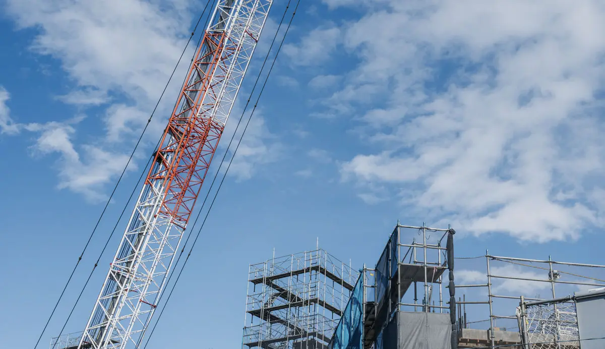 クレーンと足場が建つ建築工事現場